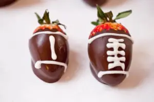 Yummy Chocolate Covered Strawberry Footballs Perfect for your Super Bowl Party! littlemissblog.com